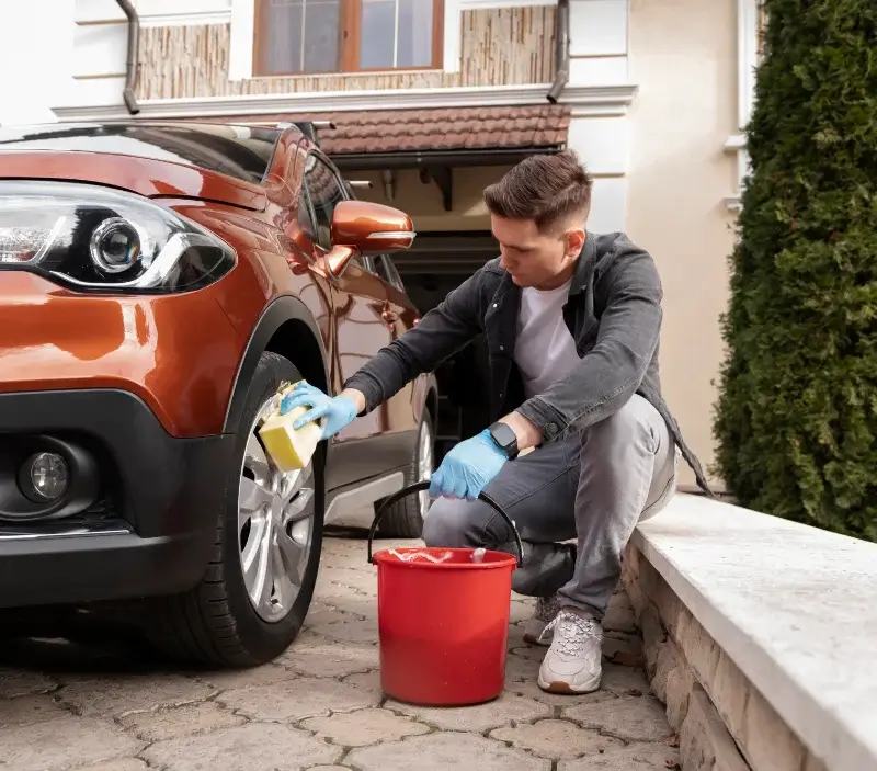 Lavage auto à domicile Fontpédrouse : professionnel intervenant sur un véhicule